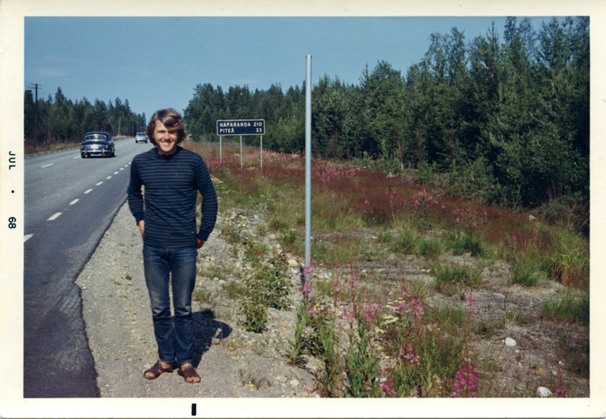 Sjaak in liftend in Noord Zweden, juli 1968