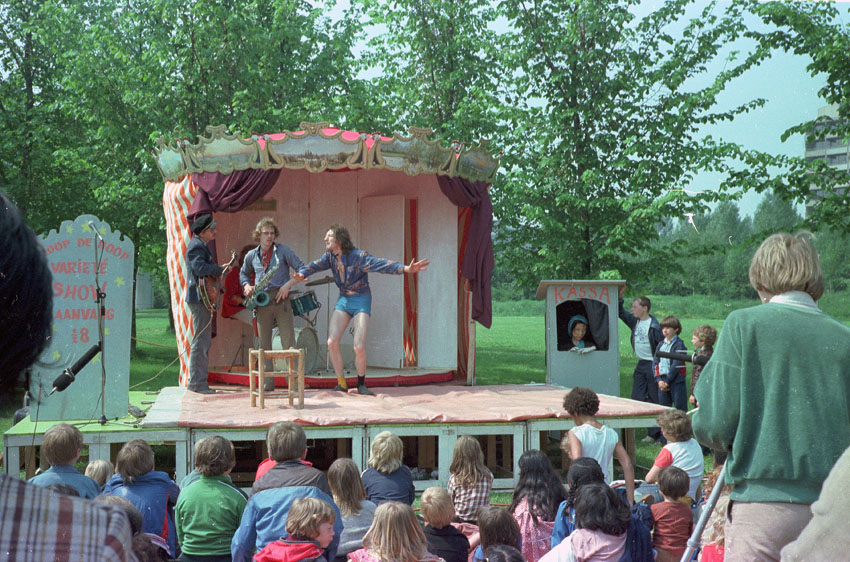 Tijdens de voorstelling "Over Hoop" in de Bijlmer op 2 juni 1979