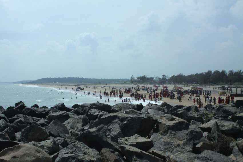 kustlijn bij het strand van Mamallapuram, vanaf de strandtempel-plek gezien