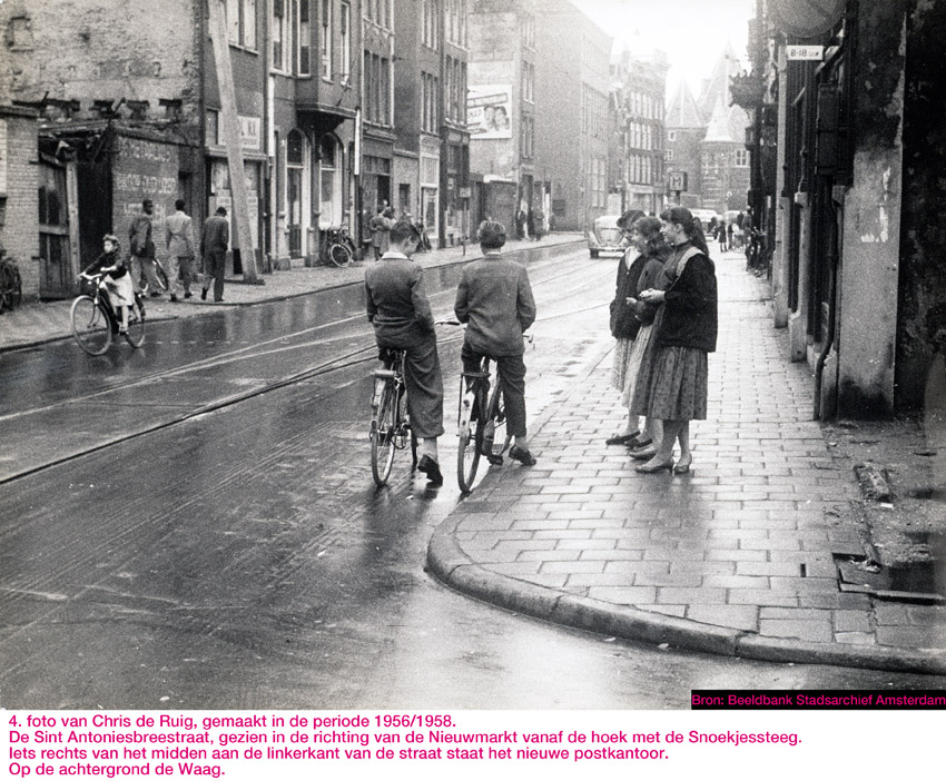 vitrine-foto in de Sint Antoniesbreestraat van de expo: SINT ANTONIESBREESTRAAT IN THE PICTURE