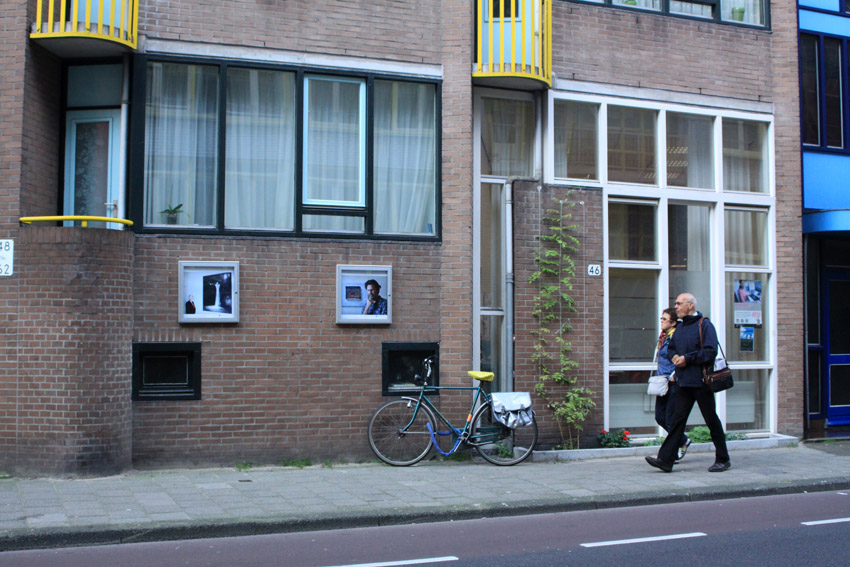 In de vitrines in de Sint Antoniesbreestraat is een expositie van portretten van Nieuwmarkts kunstenaars