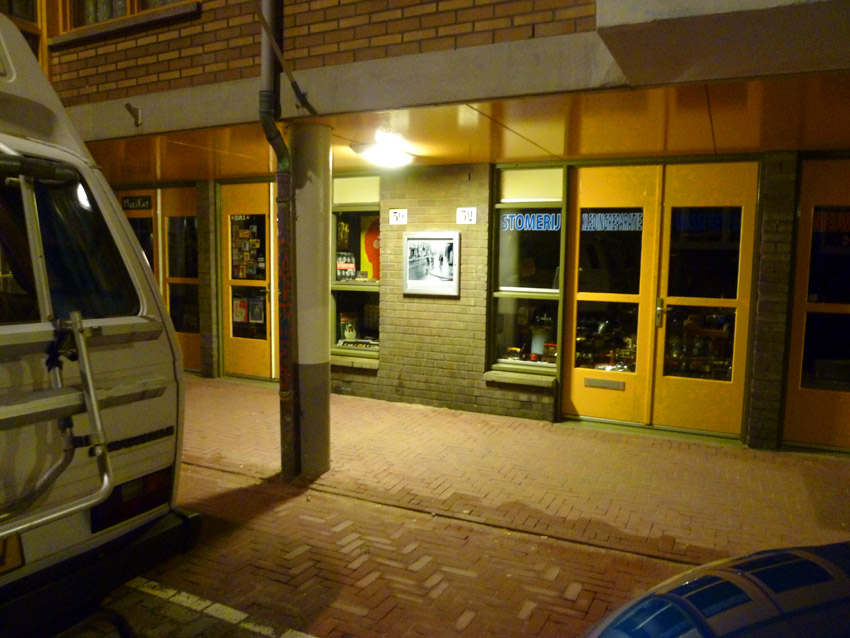 een van de vitrines in de Sint Antoniesbreestraat bij avond
