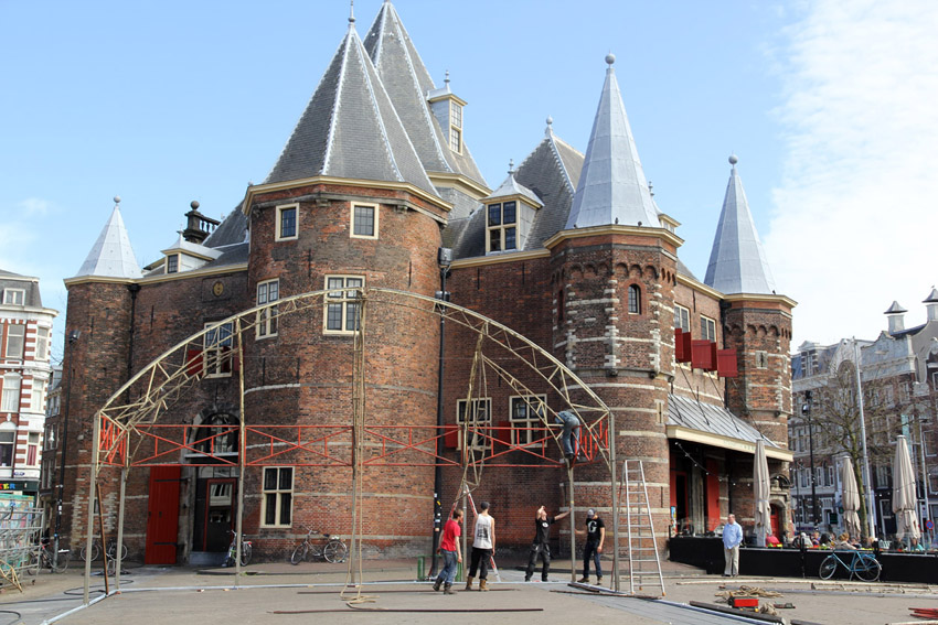 begin van opbouw aprilfeesten op Nieuwmarkt