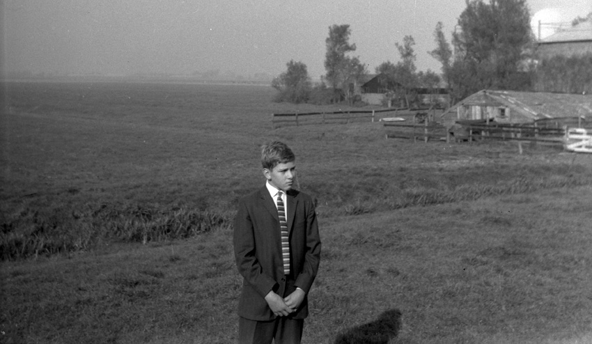 Sjaak in de achtertuin van het ouderlijk huis in Nieuwveen, 1960