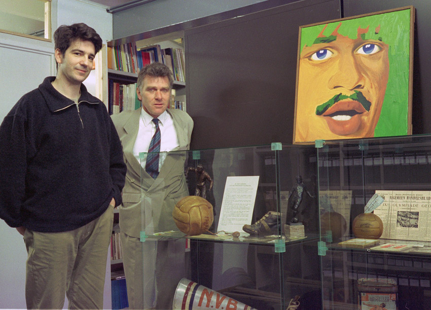 1995, aanbieding van het Gullit-schilderij in het Sportmuseum 