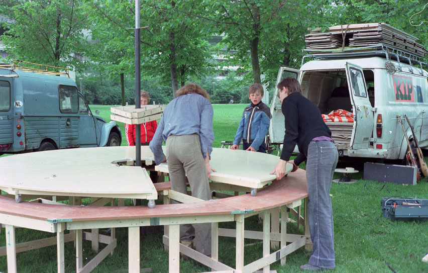 Opbouw van het decor voor de voorstelling "Over Hoop" in de Bijlmer op 2 juni 1979