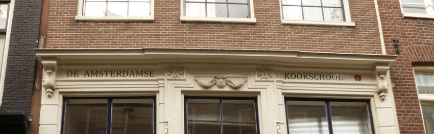 schilderen van tekst op houtwerk in het front van een monumentaal pand