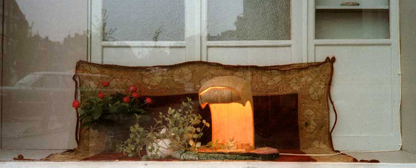 etalage Koningsstraat 6 in april 1983, detail