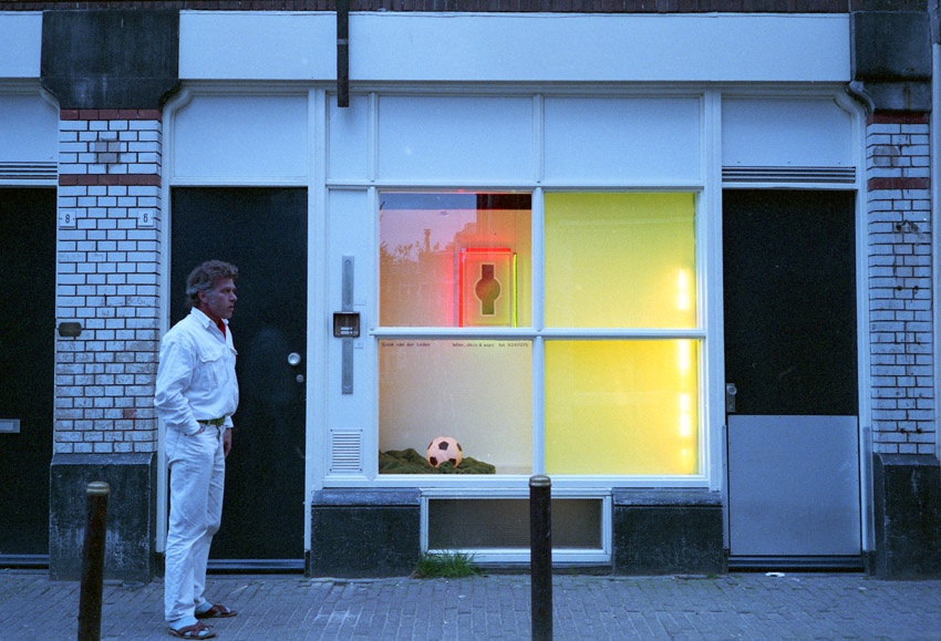 mei 1994, etalage met lichtkunst