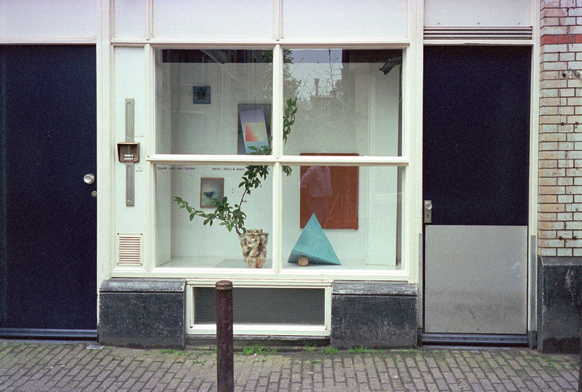 etalage Koningsstraat 6 in mei 2000