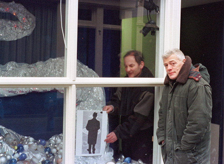 voorbereiding kerstetalage 2002