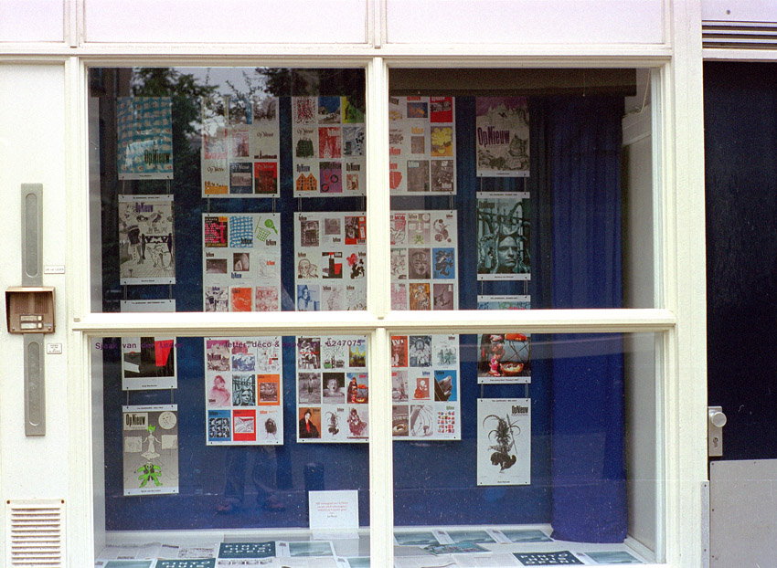 etalage Koningsstraat 6 augustus 2005 