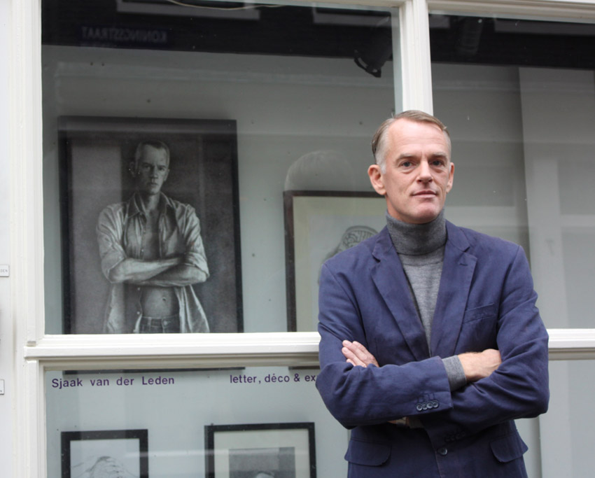 Pieter Bruin bij zijn zelfportret in de etalage van Koningsstraat 6 