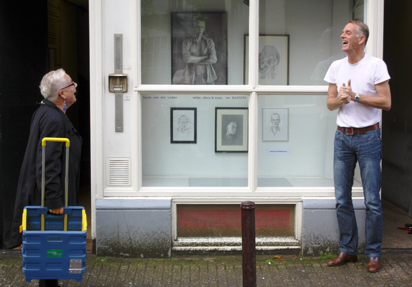 Pieter Bruin bij het inrichten van de etalage Koningsstraat 6 