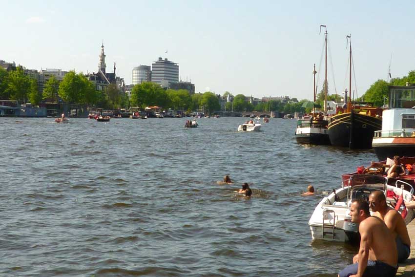 Pinksteren 2012, zwemmen in de Amstel