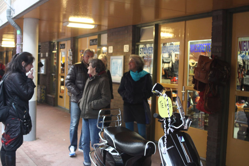 tijdens de wandeling langs de vitrines 2