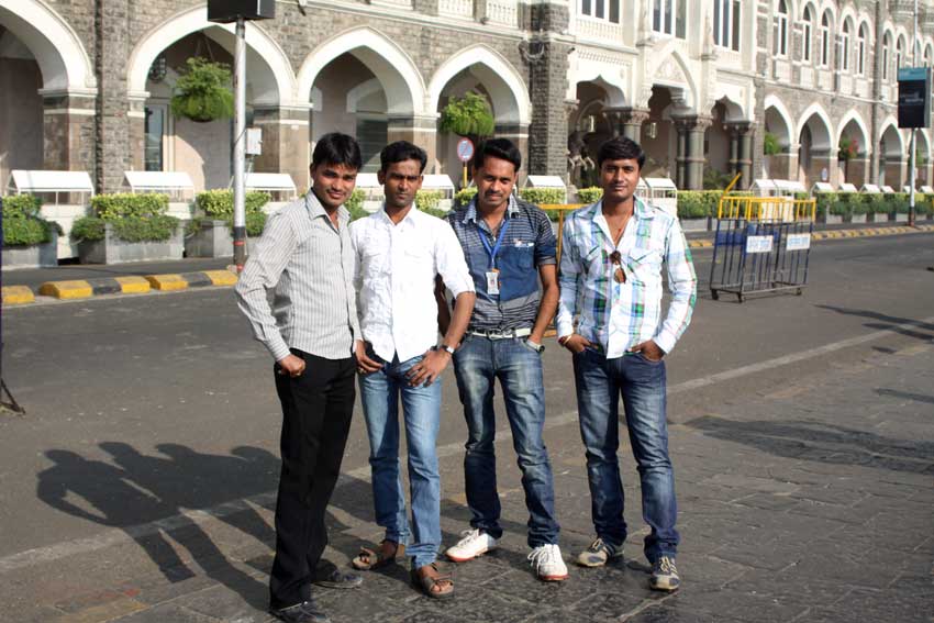 op de foto met Taj Mahal hotel