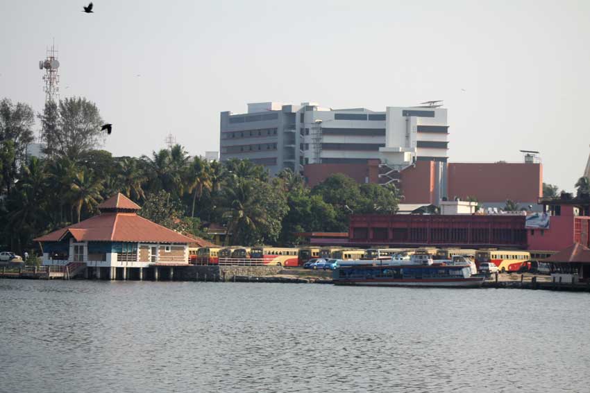 het busstation bij de Backwatershaven van Varkala