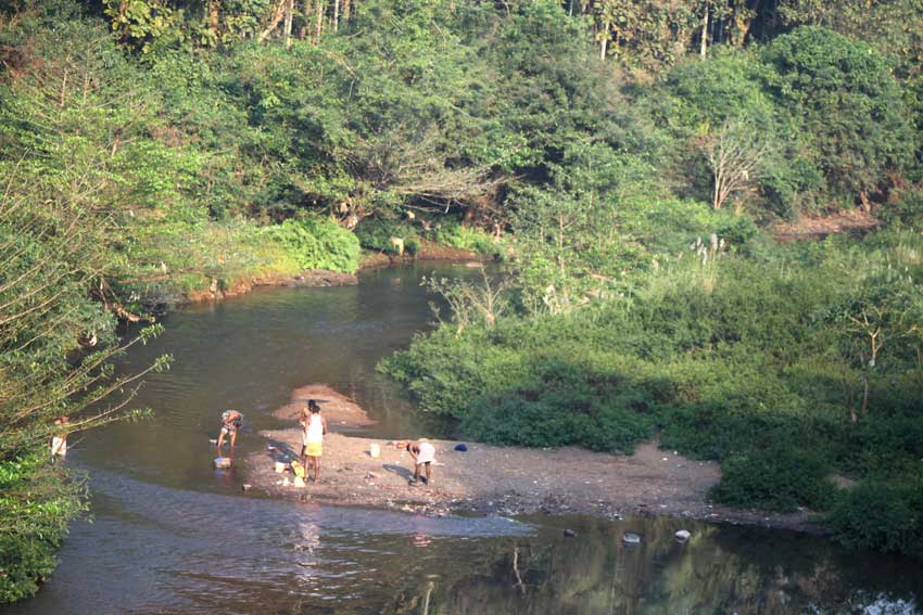kleding wassen in de rivier