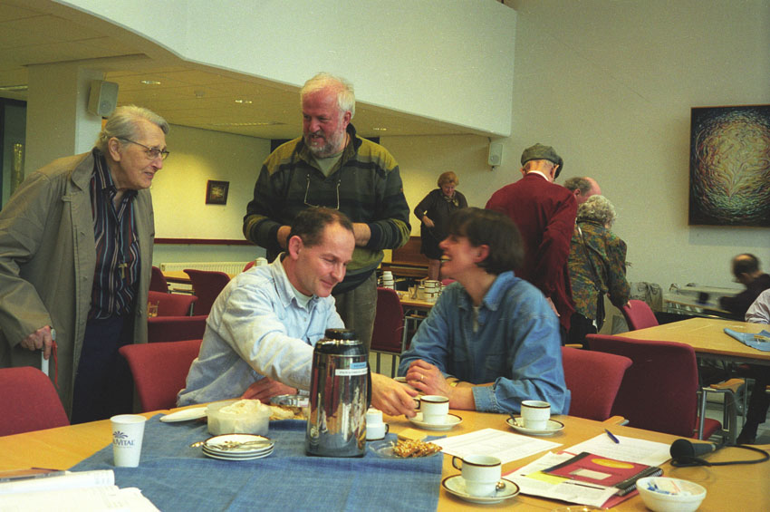 Even pauze,Pieter met bewoners